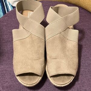 Kenneth Cole Reaction Tan Wedges